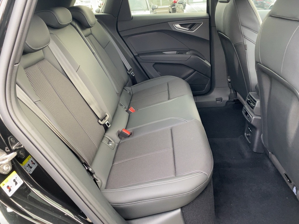 Q4 40 e-tron S line-7
