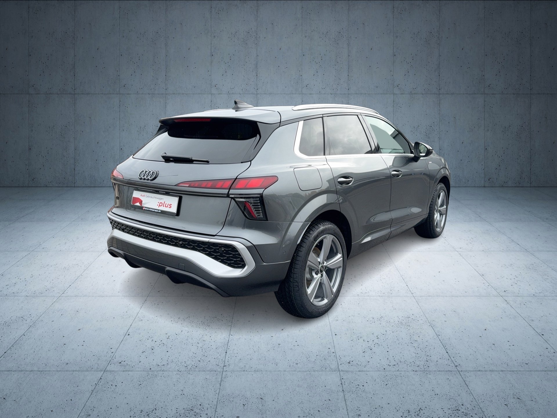 Q3 SUV TFSI S tron-4